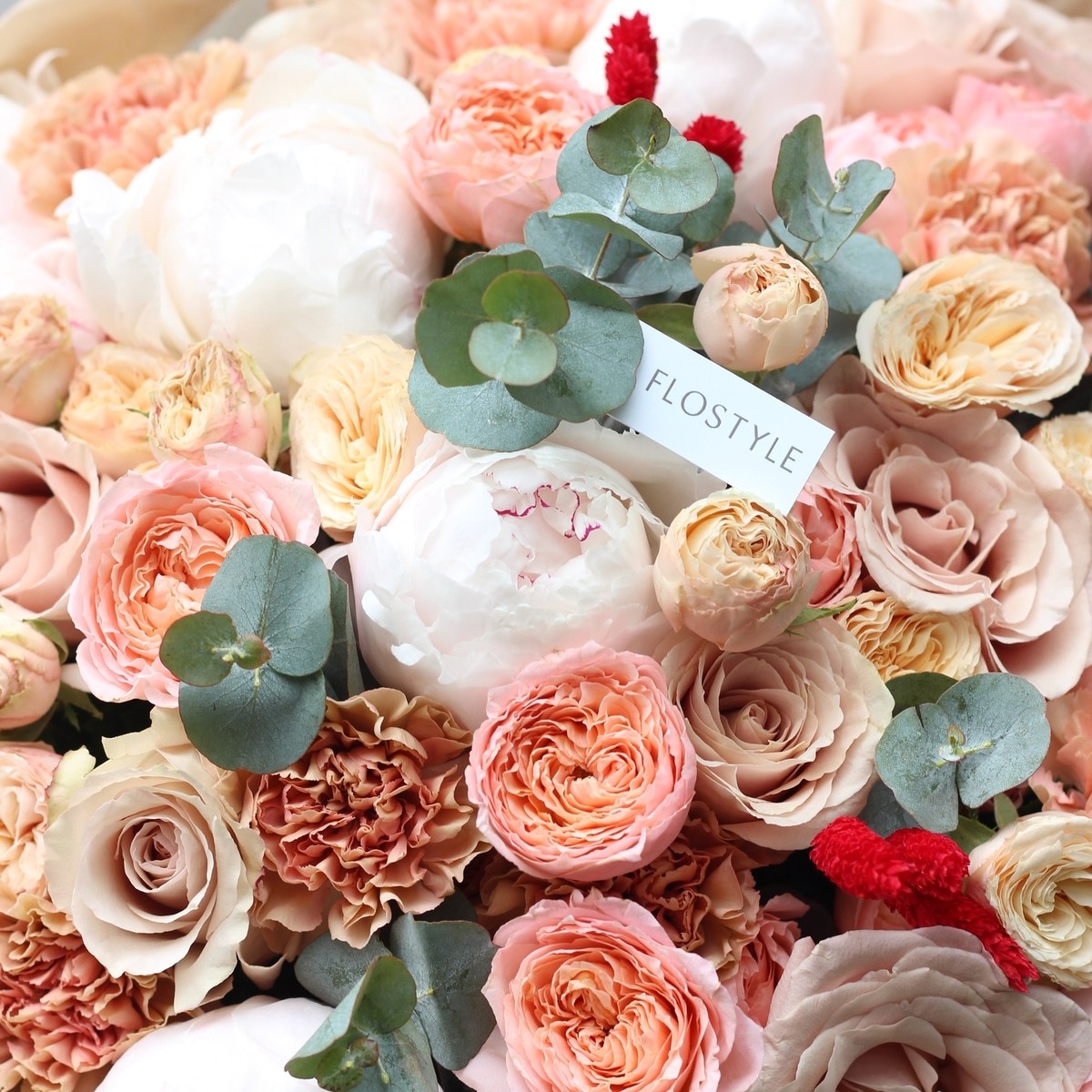 bolshoj sbornyj buket s belymi pionami i pionovidnymi rozami 6